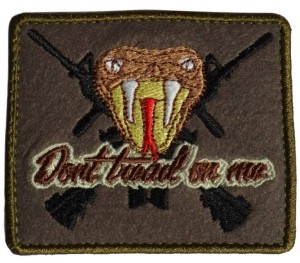 Plakietka Rzep Naszywka Haft Don’t Thread On Me Guns