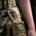 m-tac-karabińczyk-tactical-plastikowy-uchwyt-coyote-2.jpg
