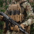 m-tac-przedni-panel-na-kamizelke-taktyczna-cuirass-qrs-na-3-magazynki-coyote-8.jpg